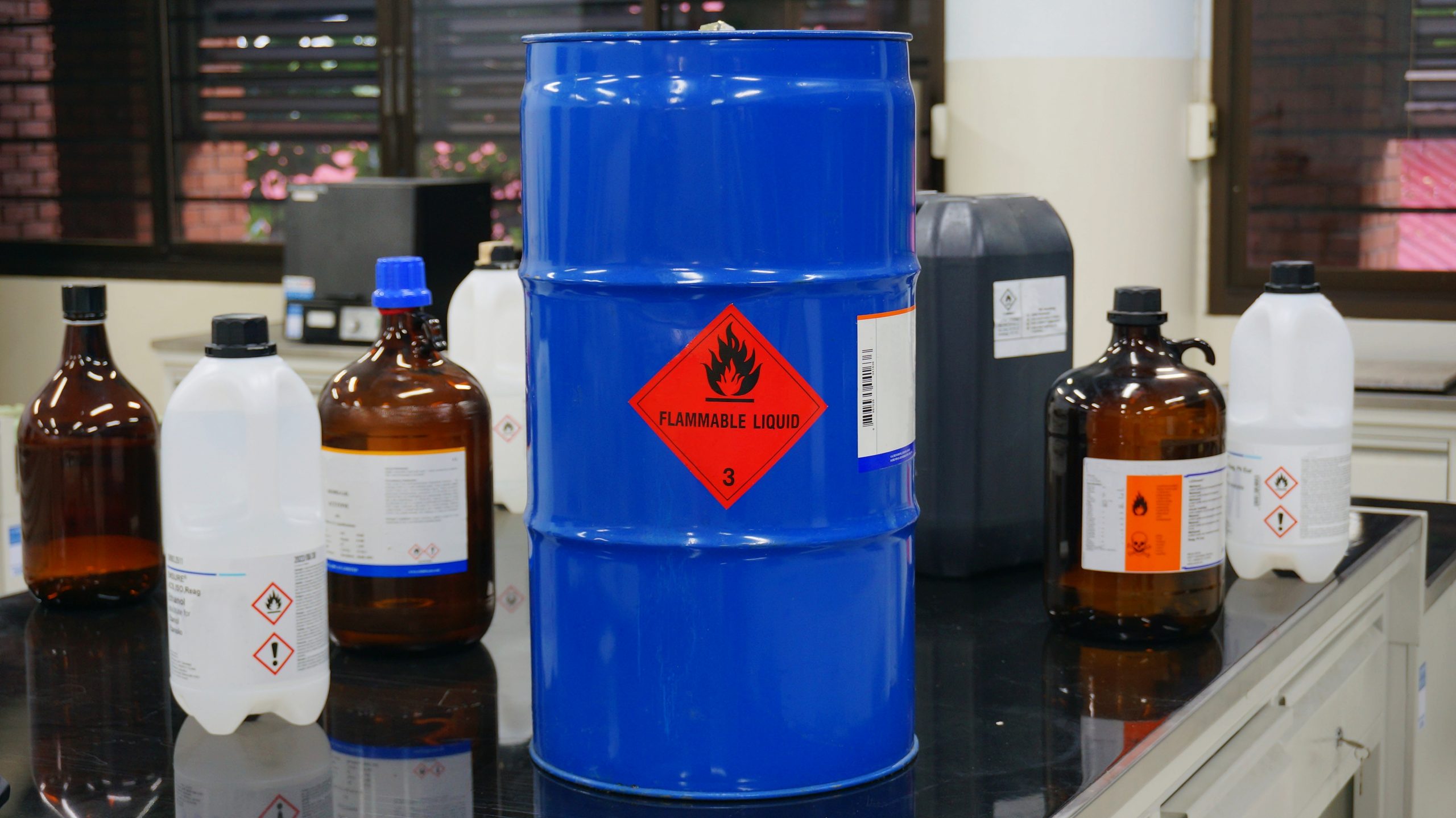 Blue color hazardous dangerous chemical drum barrels with red fl
